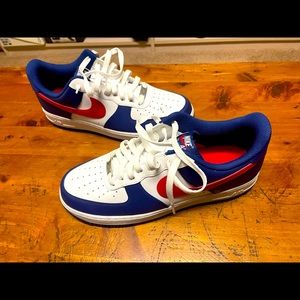NIKE MENS 9.5 BRAND NEW AIR FORCE ONES - NEVER WORN - RED WHITE BLUE